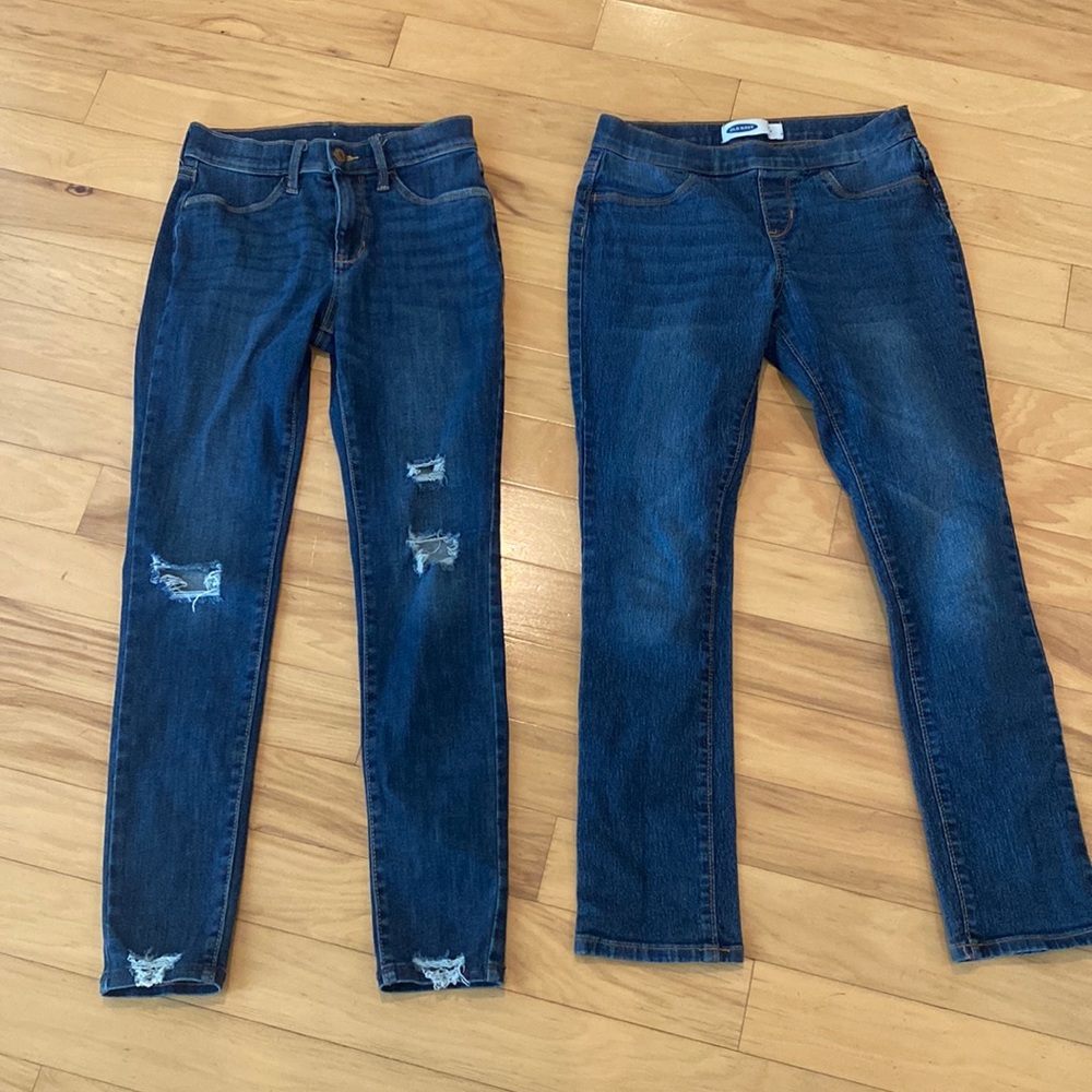 2 pairs of Old Navy skinny jeans, adjustable waists, 1 is distressed. Size 14
